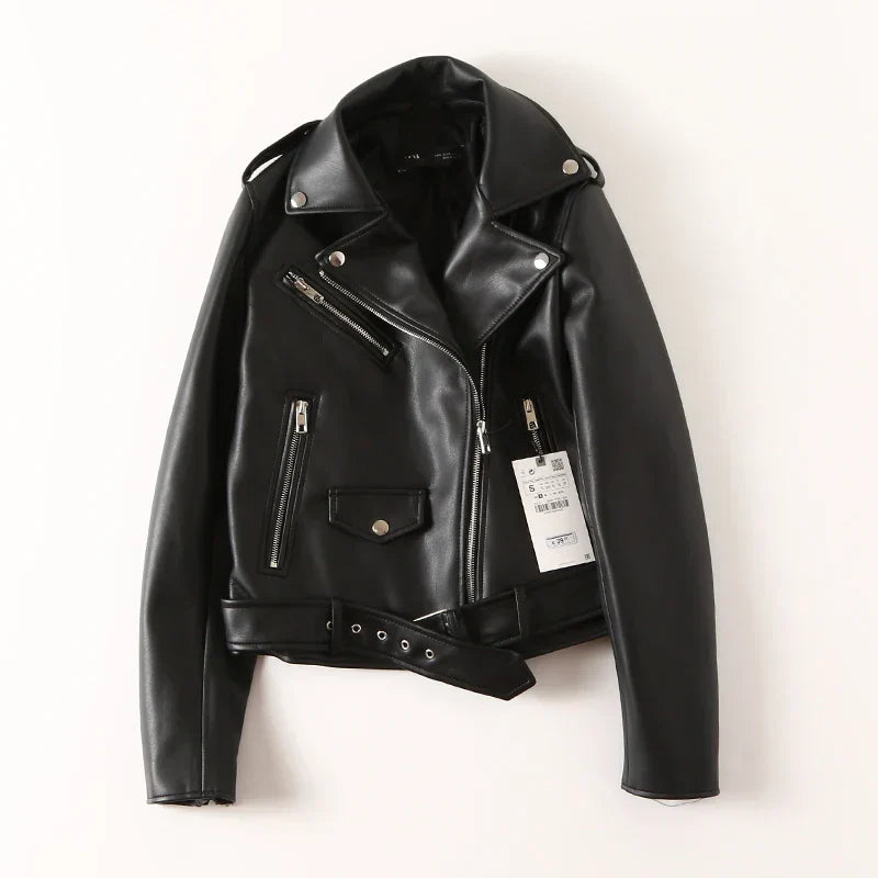 Schwarze Lederjacke mit Reißverschlüssen und Schnallen, klassischer Biker-Stil, modisch und zeitlos, ideal für Herbst- und Wintermode.