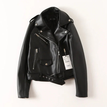 Schwarze Lederjacke mit Reißverschlüssen und Schnallen, klassischer Biker-Stil, modisch und zeitlos, ideal für Herbst- und Wintermode.