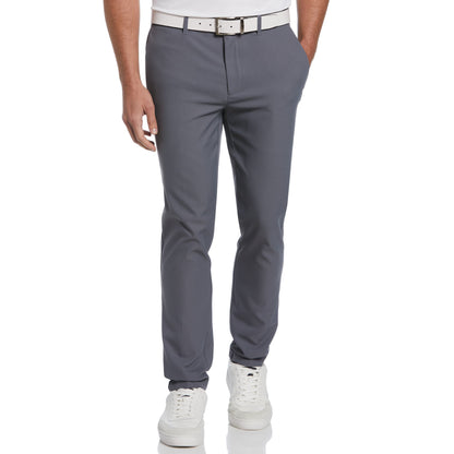 Graue Herren-Chinohose, modern geschnitten, mit weißem Gürtel und weißen Sneakern. Perfekt für Business-Casual-Looks und stilvolle Freizeitoutfits.