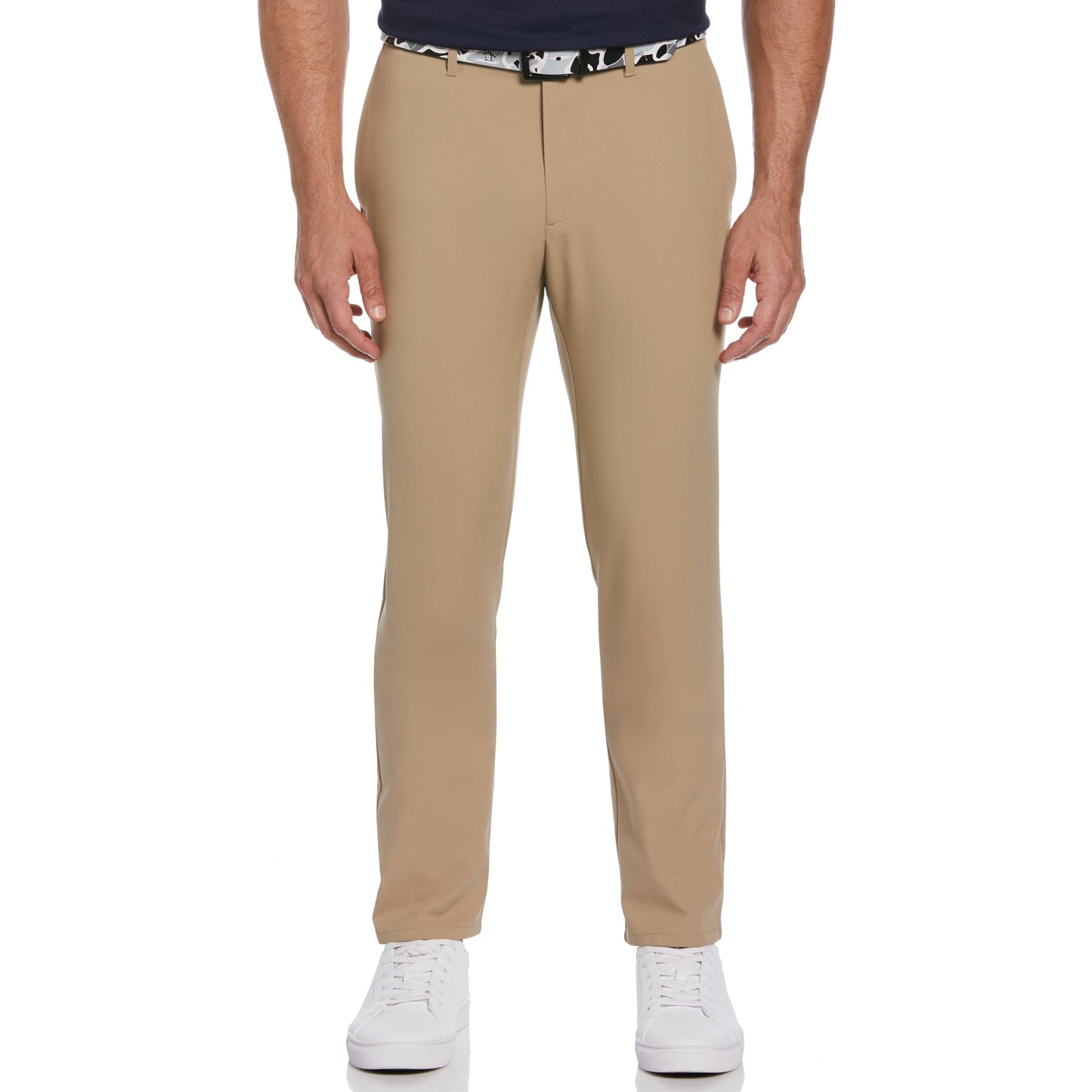 Beige Herrenhose, gerade geschnitten, mit schwarzem Gürtel und weißen Sneakers. Ideal für Business-Casual-Looks. Hochwertige Herrenmode.