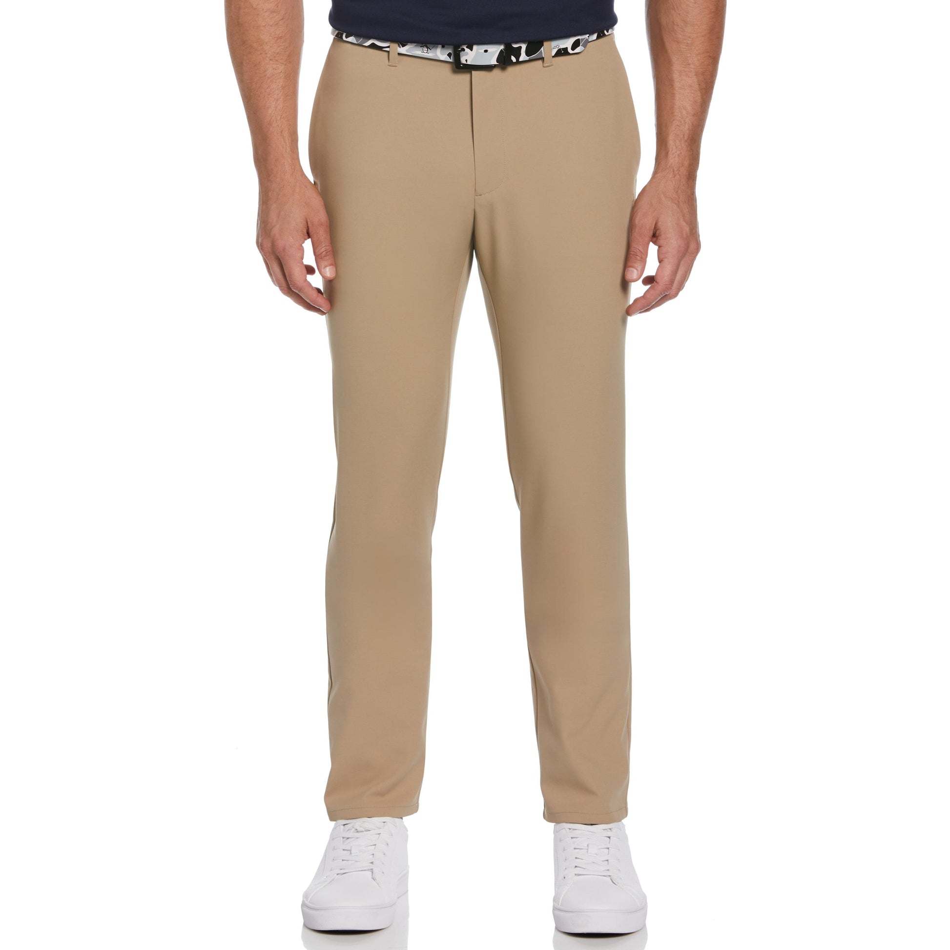 Beige Herrenhose, gerade geschnitten, mit schwarzem Gürtel und weißen Sneakers. Ideal für Business-Casual-Looks. Hochwertige Herrenmode.