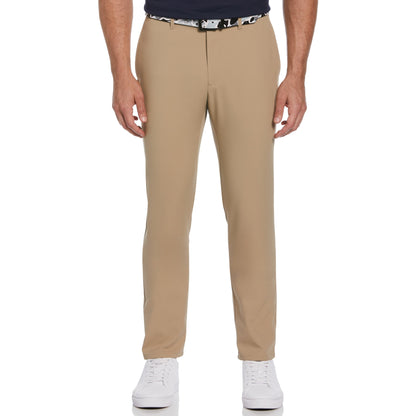 Beige Herrenhose, gerade geschnitten, mit schwarzem Gürtel und weißen Sneakers. Ideal für Business-Casual-Looks. Hochwertige Herrenmode.