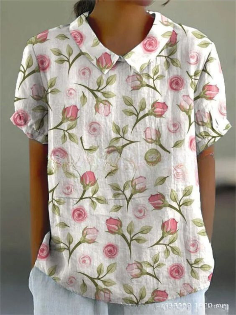 Damenbluse mit Rosenmuster, kurzärmelig, weißer Hintergrund, florales Design, lässiger Stil, ideal für Sommermode und Freizeitkleidung.
