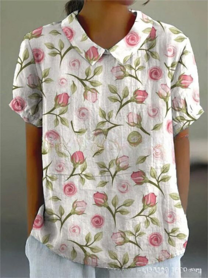 Damenbluse mit Rosenmuster, kurzärmelig, weißer Hintergrund, florales Design, lässiger Stil, ideal für Sommermode und Freizeitkleidung.