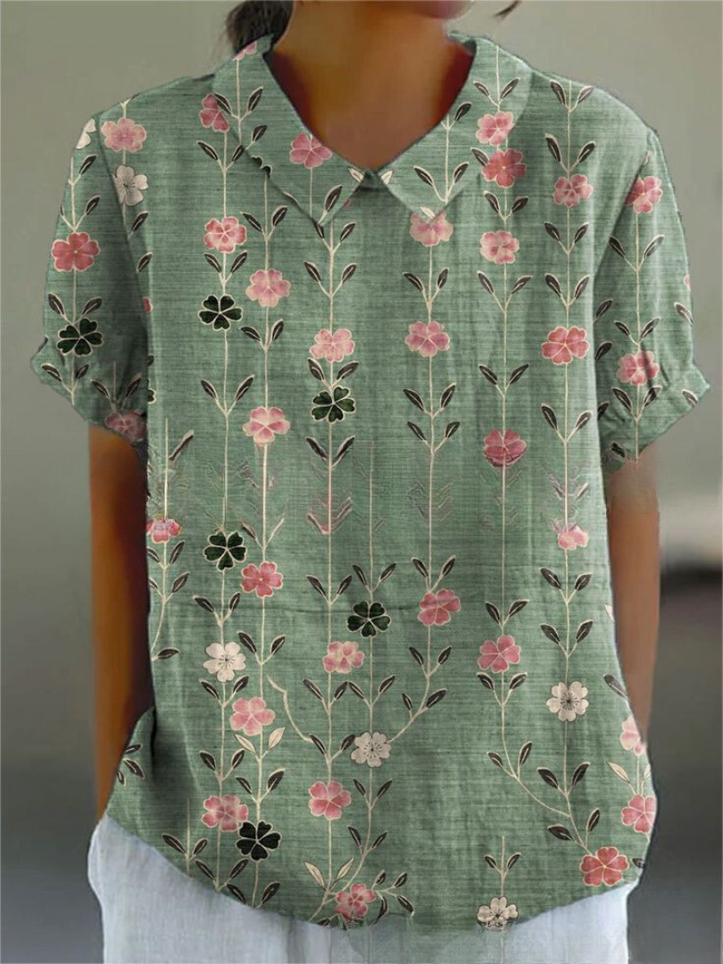 Damenbluse mit floralem Muster, grünem Hintergrund, kurzen Ärmeln und Kragen. Ideal für Sommermode, Freizeitkleidung, stilvoll und bequem.