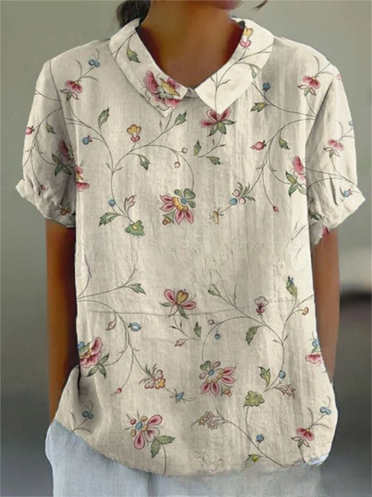 Damenbluse mit floralem Muster, Kurzarm, weißer Hintergrund, bunte Blumen, lässiger Stil, Sommermode, elegantes Design, Baumwollstoff.