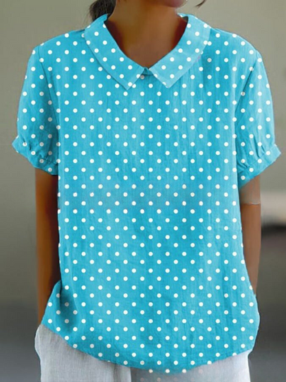 Damenbluse mit kurzen Ärmeln, blau mit weißen Punkten, klassischer Kragen. Modische Sommerbekleidung, ideal für Freizeit und Büro.