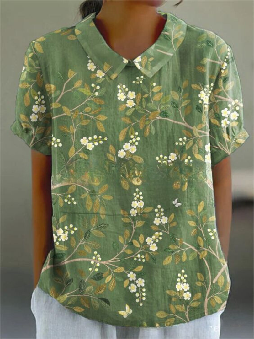 Grünes Damenhemd mit Blumenmuster, Kurzarm, Kragen, lässiger Stil. Ideal für Sommermode, Freizeitkleidung, florales Design.