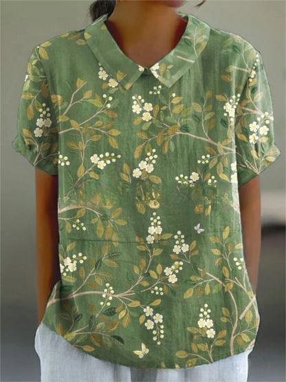 Grünes Damenhemd mit Blumenmuster, Kurzarm, Kragen, lässiger Stil. Ideal für Sommermode, Freizeitkleidung, florales Design.