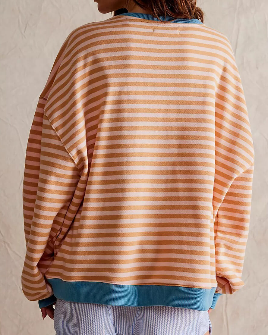 Frau in gestreiftem Pullover, orange-weiß, Rückansicht. Modetrend, lässiger Stil, bequeme Kleidung, Herbstmode, Damenbekleidung.
