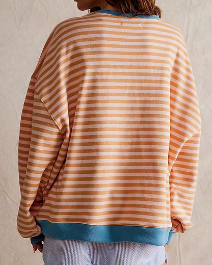 Frau in gestreiftem Pullover, orange-weiß, Rückansicht. Modetrend, lässiger Stil, bequeme Kleidung, Herbstmode, Damenbekleidung.