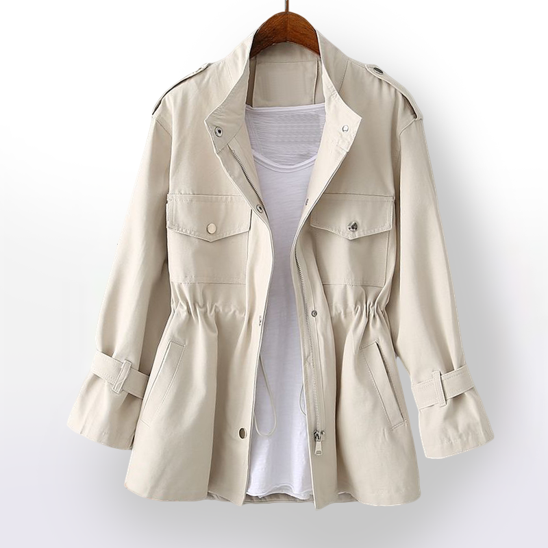 Beige Damenjacke mit Kordelzug, auf Holzkleiderbügel, über weißem T-Shirt. Modische Freizeitjacke, ideal für Frühling und Herbst.