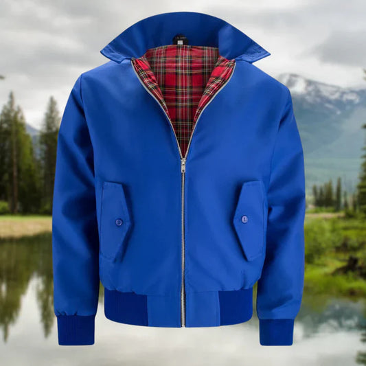 Blaue Harrington-Jacke mit rotem Karofutter vor Berglandschaft. Modische Herrenjacke, ideal für Outdoor-Aktivitäten und Freizeitkleidung.