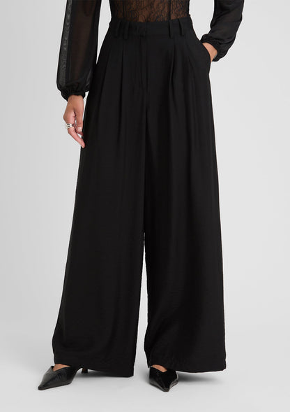 Damenhose mit weitem Bein, hohem Bund und Seitentaschen