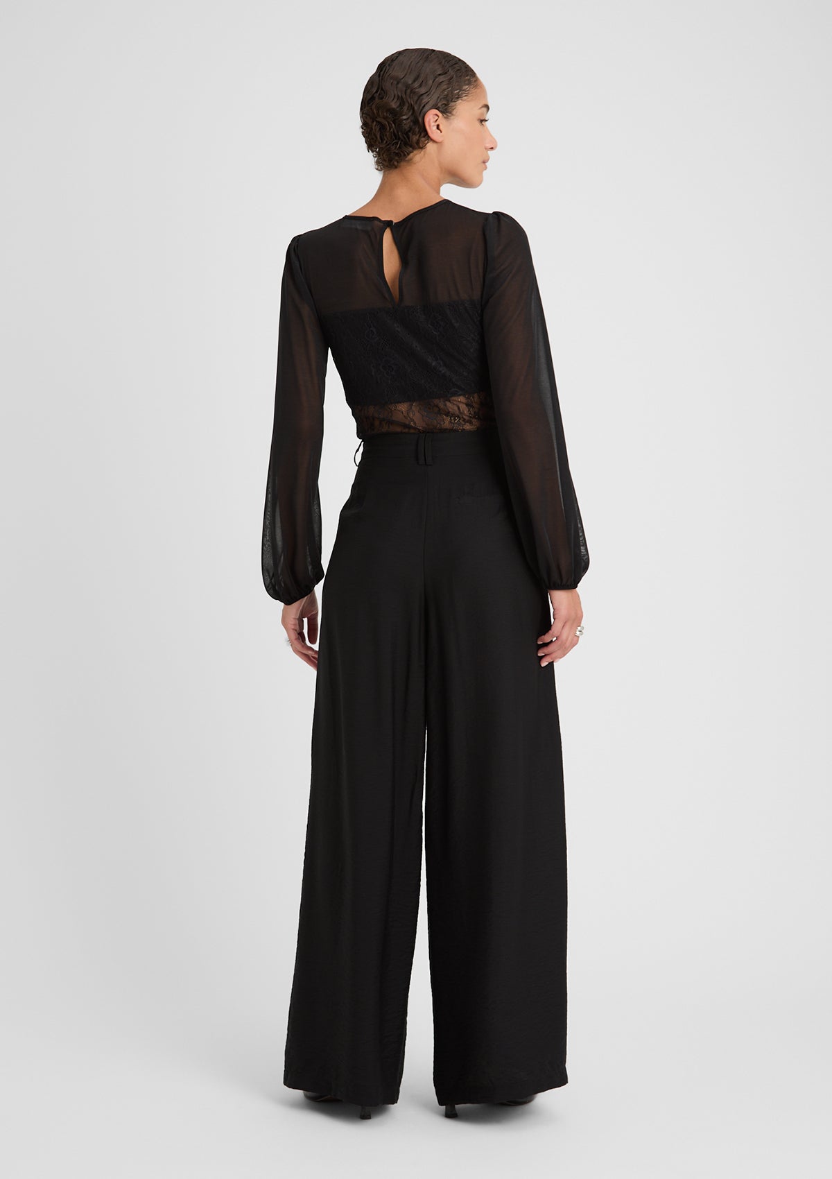 Damenhose mit weitem Bein, hohem Bund und Seitentaschen