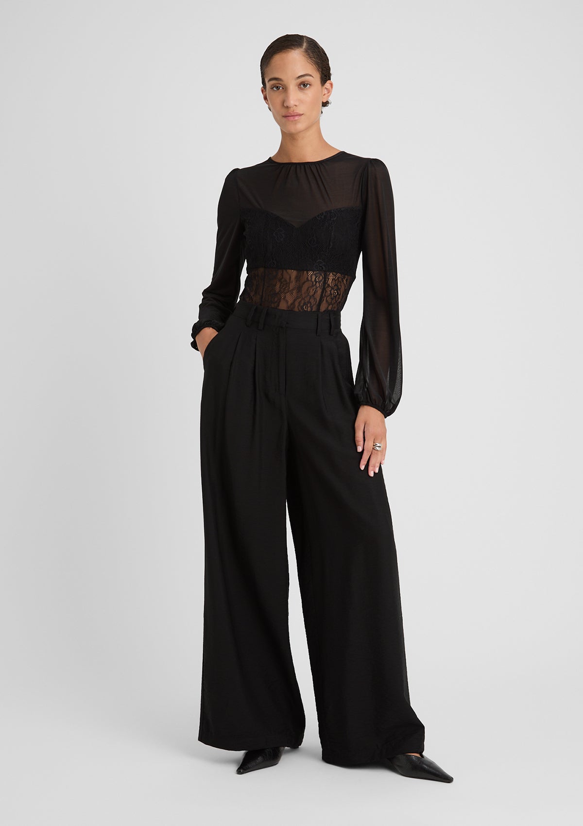 Damenhose mit weitem Bein, hohem Bund und Seitentaschen