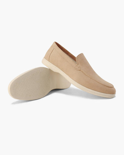 Beige Wildleder-Loafer für Herren, rutschfeste Sohle, elegantes Design, ideal für Freizeit und Büro, hochwertige Verarbeitung, stilvolle Herrenschuhe.