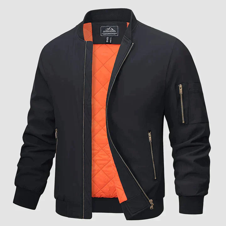 Schwarze Bomberjacke mit orangefarbenem Innenfutter, Reißverschlusstaschen und geripptem Kragen. Modische Herrenjacke für Herbst und Winter.