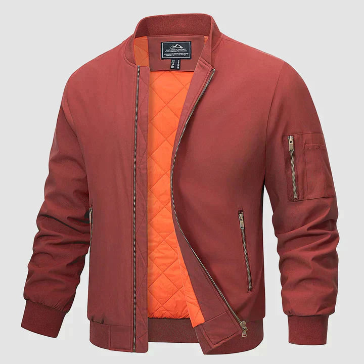 Rote Bomberjacke mit orangefarbenem Innenfutter, Reißverschlusstaschen und Ärmeltasche, ideal für Herrenmode und Herbstbekleidung.
