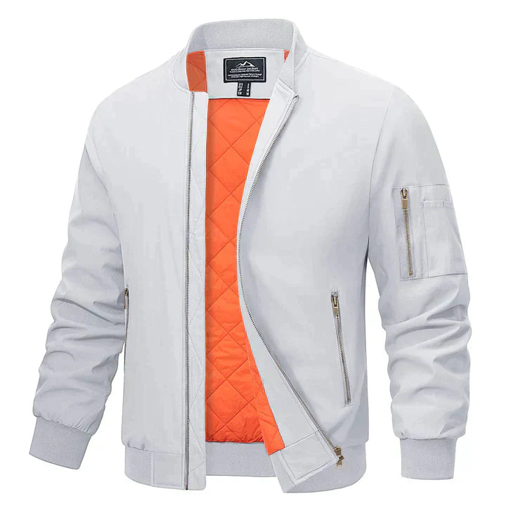 Weiße Bomberjacke mit orangefarbenem Innenfutter, Reißverschlusstaschen und gerippten Bündchen. Modische Herrenjacke, ideal für Herbst und Frühling.