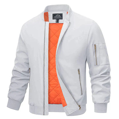 Weiße Bomberjacke mit orangefarbenem Innenfutter, Reißverschlusstaschen und gerippten Bündchen. Modische Herrenjacke, ideal für Herbst und Frühling.