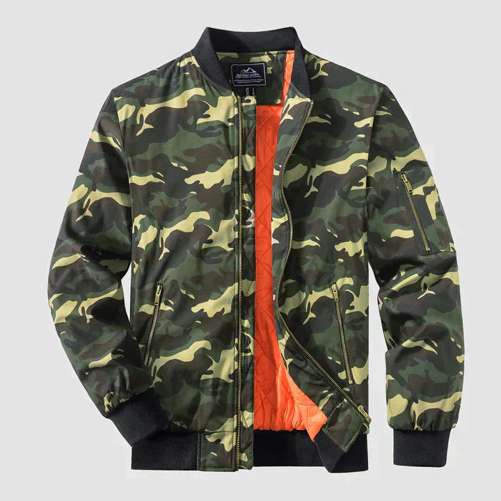 Camouflage-Bomberjacke mit orangefarbenem Innenfutter, Reißverschluss und Taschen. Modische Herrenjacke, ideal für Outdoor-Aktivitäten.