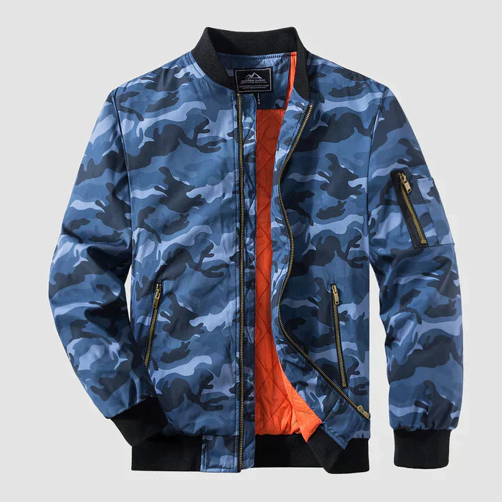 Blaue Camouflage-Bomberjacke mit orangefarbenem Innenfutter, Reißverschlusstaschen und schwarzem Kragen. Modische Herrenjacke, urbaner Stil.