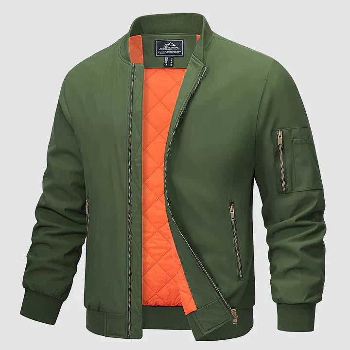 Grüne Bomberjacke mit orangefarbenem Innenfutter, Reißverschlüssen und Ärmeltasche. Modische Herrenjacke, ideal für Herbst und Frühling.
