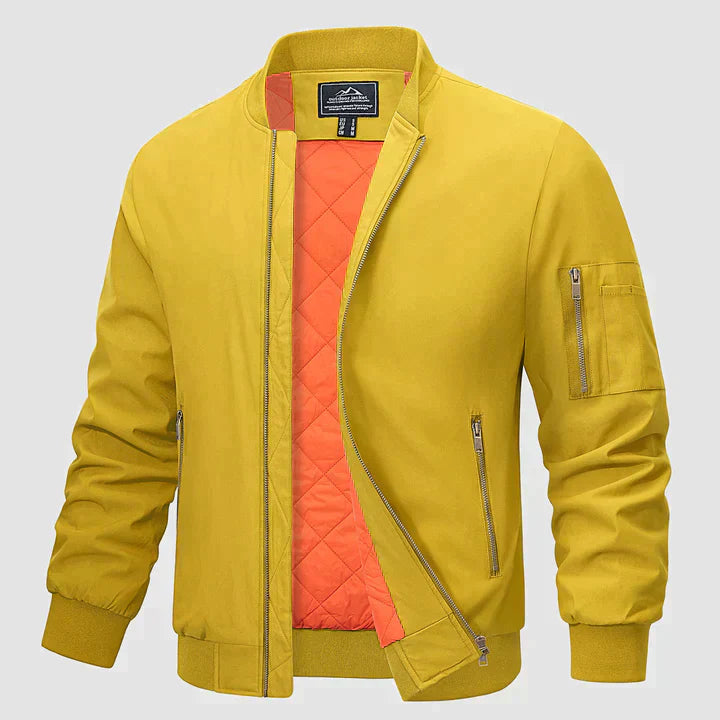 Gelbe Bomberjacke mit orangefarbenem Innenfutter, Reißverschlusstaschen und Ärmeltasche. Modische Herrenjacke, ideal für Herbst und Frühling.