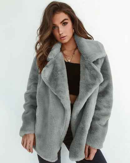 Frau in grauem Kunstpelzmantel, modisch, elegant, Wintermode, Damenbekleidung, trendiger Look, stilvolle Jacke, lässiger Chic.