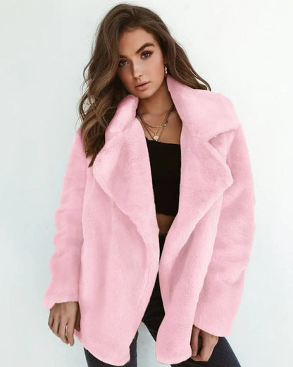 Frau in rosa Kunstpelzmantel, schwarzem Top und Jeans. Modetrend, stilvolle Winterbekleidung, elegante Damenmode.