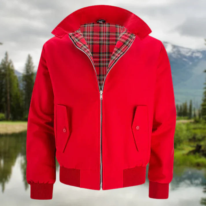 Rote Harrington-Jacke mit kariertem Innenfutter vor Berglandschaft. Modische Herrenjacke, ideal für Outdoor-Aktivitäten und Freizeit.