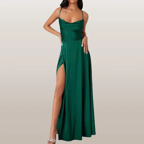 Grünes Abendkleid mit Spaghettiträgern und hohem Beinschlitz, elegantes Design, ideal für formelle Anlässe, Damenmode, stilvoll und modern.
