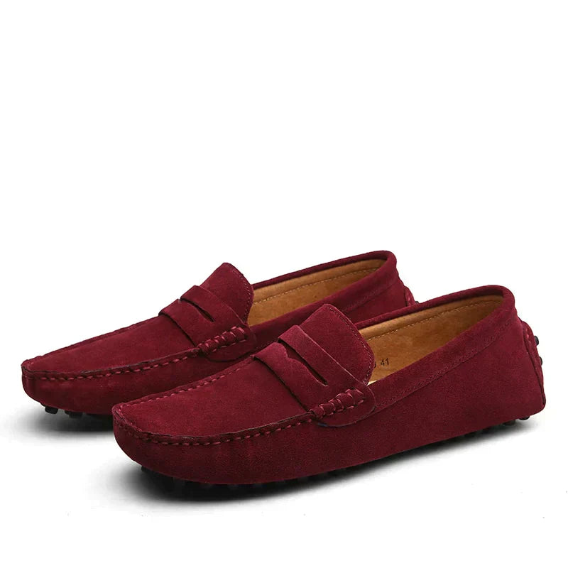 Rote Wildleder-Mokassins für Herren, stilvolle Freizeitschuhe mit rutschfester Sohle, ideal für Alltag und Büro, modisches Design.
