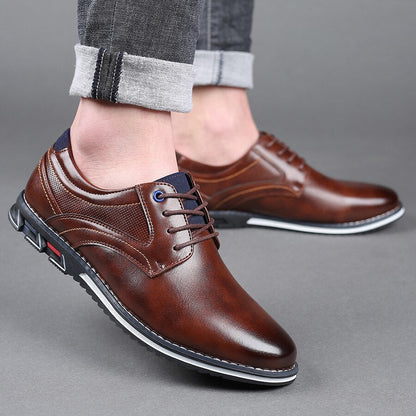 Braune Herrenschuhe aus Leder, elegant und modern, mit Schnürung und schwarzer Sohle. Perfekt für Business- und Freizeitoutfits.