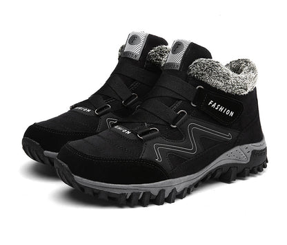 Schwarze Herren-Wanderschuhe mit rutschfester Sohle, warmem Futter und modischem Design. Ideal für Outdoor-Aktivitäten und Winterwanderungen.