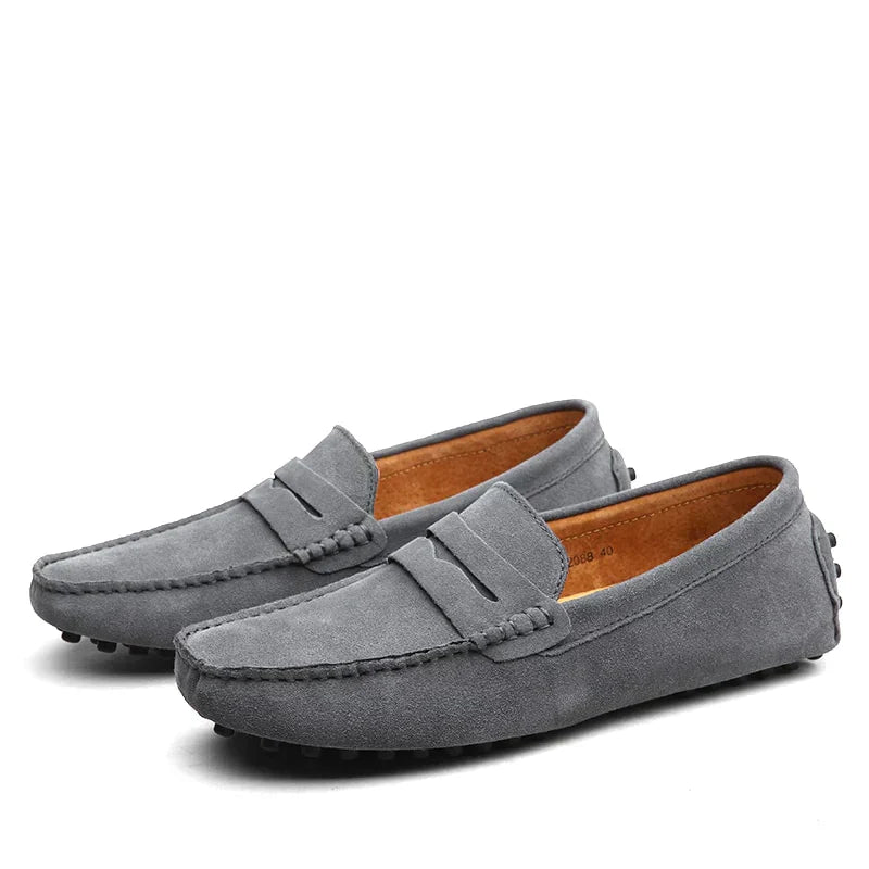 Graue Herren-Wildleder-Mokassins mit rutschfester Sohle, elegantes Design, ideal für Freizeit und Büro, bequeme und stilvolle Schuhe.