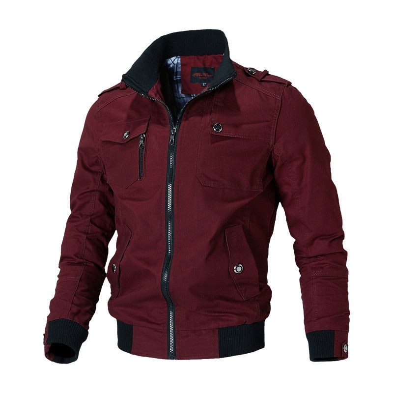 Bordeauxrote Herrenjacke mit Reißverschluss, Stehkragen und Taschen. Modische Übergangsjacke, ideal für Herbst und Frühling.
