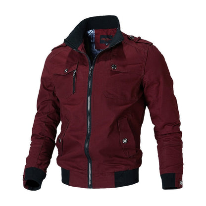 Bordeauxrote Herrenjacke mit Reißverschluss, Stehkragen und Taschen. Modische Übergangsjacke, ideal für Herbst und Frühling.