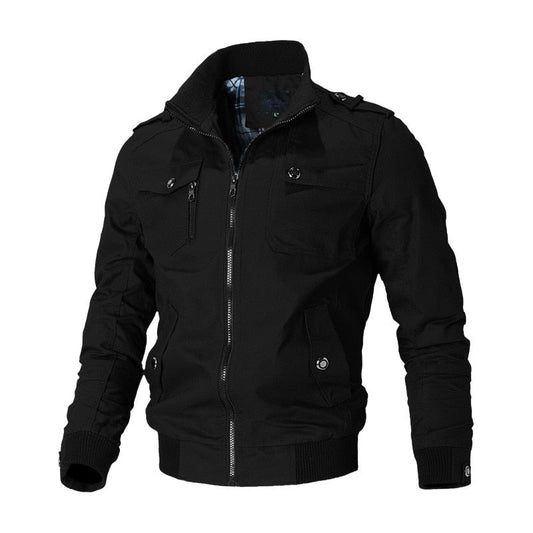 Schwarze Herrenjacke mit Reißverschluss, Stehkragen und Brusttaschen. Modische Freizeitjacke, ideal für Herbst und Winter.