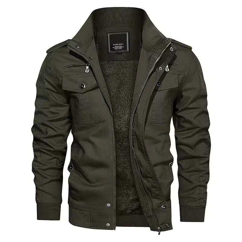 Olivgrüne Herrenjacke mit Reißverschluss, Stehkragen und Brusttaschen. Modische Outdoor-Jacke, ideal für Herbst und Winter.