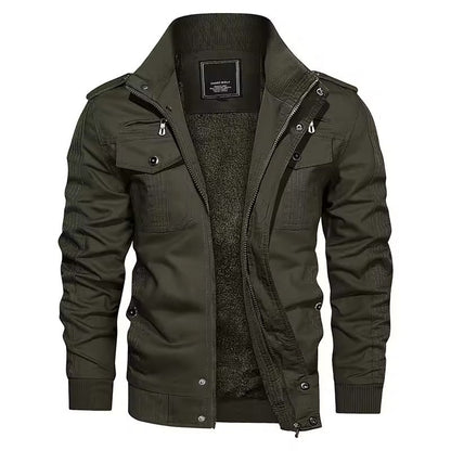 Olivgrüne Herrenjacke mit Reißverschluss, Stehkragen und Brusttaschen. Modische Outdoor-Jacke, ideal für Herbst und Winter.