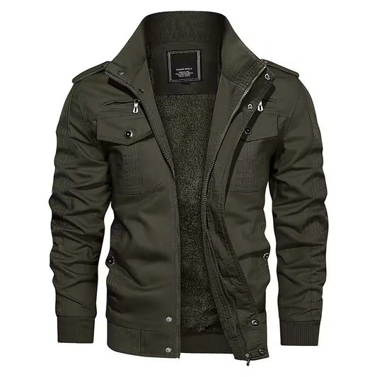 Olivgrüne Herrenjacke mit Reißverschluss, Stehkragen und Brusttaschen. Modische Outdoor-Jacke, ideal für Herbst und Winter.
