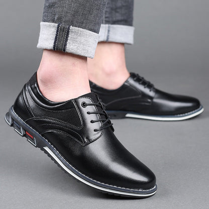 Schwarze Herren-Ledersneaker, modern und elegant, mit weißer Sohle. Perfekt für Business und Freizeit. Hochwertige Herrenschuhe.