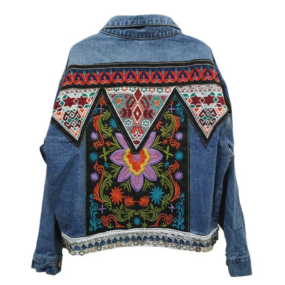 Bunte bestickte Jeansjacke mit floralen Mustern und ethnischen Designs auf der Rückseite, modische Damenbekleidung, Boho-Stil.