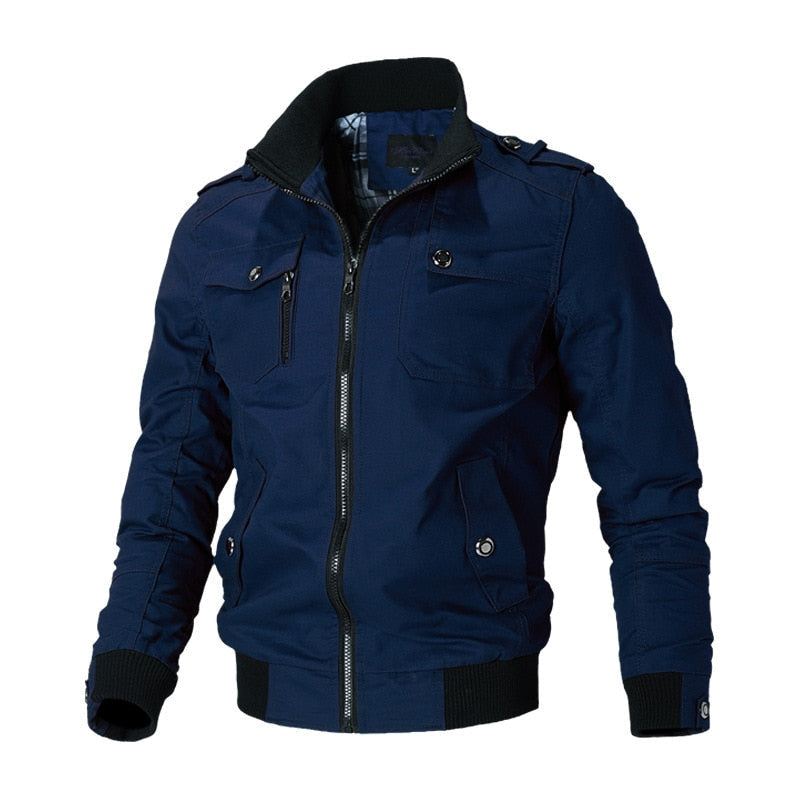 Dunkelblaue Herren-Bomberjacke mit Reißverschluss, Brusttaschen und Stehkragen. Modische Jacke für Herbst und Winter.