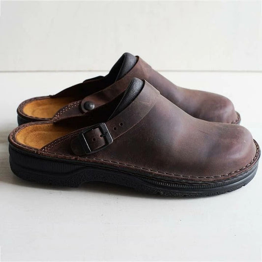 Braune Leder-Clogs mit schwarzer Sohle und verstellbarem Riemen, bequeme Herrenschuhe, ideal für Freizeit und Alltag.