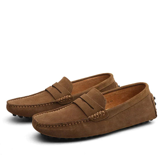 Braune Herren-Mokassins aus Wildleder mit genoppter Sohle, ideal für Freizeit und Business. Bequeme, stilvolle Schuhe für den Alltag.