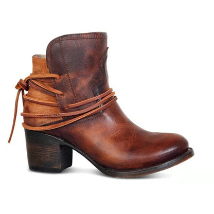 Brauner Lederstiefel mit Absatz, dekorativen Schnürsenkeln und Vintage-Design. Perfekt für Damenmode, Herbsttrends und Westernstil.