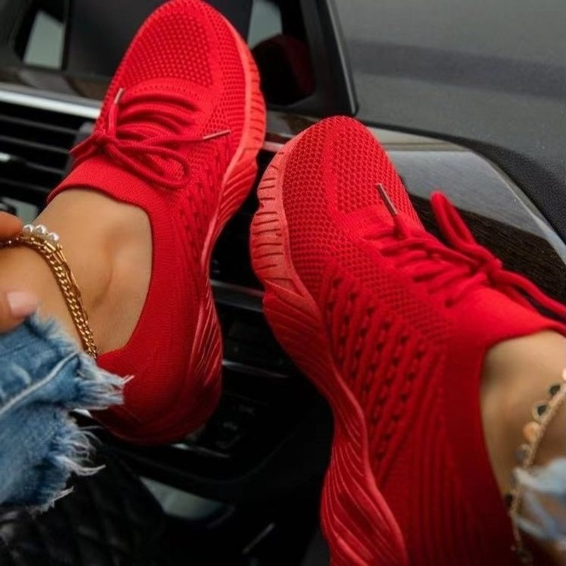 Rote Sneaker auf Autopedal, modisch und sportlich, ideal für Damen. Perfekt für Freizeit und Fitness. Trendige Schuhe, bequem und stilvoll.